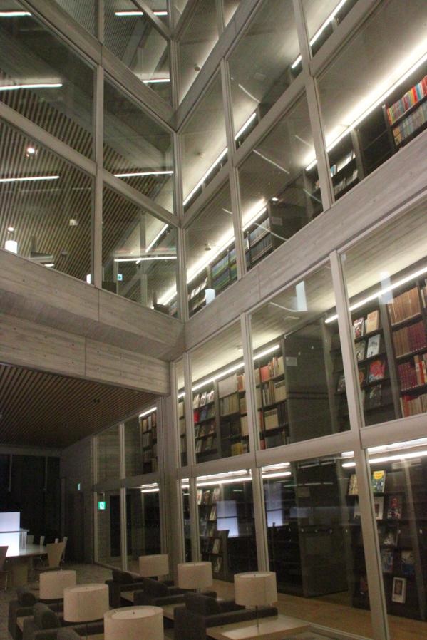 明治大学和泉図書館 明治大学和泉図書館