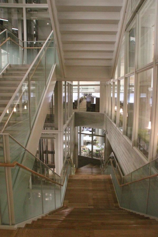 明治大学和泉図書館 明治大学和泉図書館